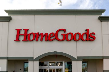Orlando, Florida, ABD... 7 Şubat 2020: Orlando, Florida, ABD 'de HomeGoods mağaza tabelası. HomeGoods, Amerikan indirimli ev mobilyası mağazaları zinciri..