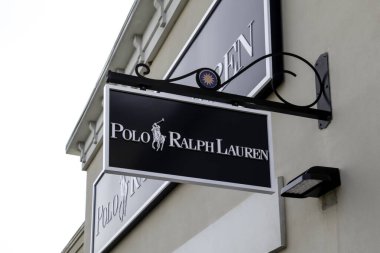 Orlando, Florida, ABD - 5 Şubat 2020: Orlando, Florida, ABD 'de Polo Ralph Lauren mağaza tabelası. Ralph Lauren Corporation bir Amerikan moda şirketi..