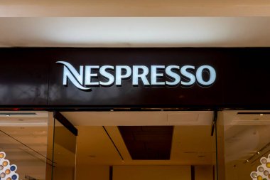 Tysons Corner, Virginia, USA- 14 Ocak 2020: Tysons Corner, Virginia 'da Nespresso mağaza tabelası; Nespresso İsviçre merkezli Nestl Grubu' nun işletim birimidir.. 