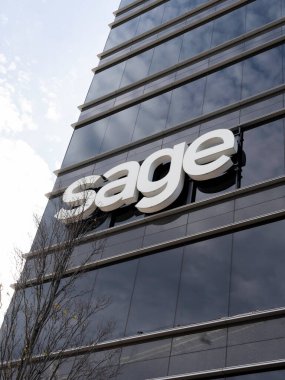 Atlanta, Georgia, ABD - 16 Ocak 2020: Atlanta, Georgia, ABD 'deki binada bilge işareti. Sage, entegre muhasebe ve ödeme sistemlerinin pazar lideri.. 