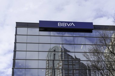 Charlotte, Kuzey Carolina, ABD - 15 Ocak 2020: Charlotte, Kuzey Carolina, ABD 'deki ofis binasında BBVA tabelası. BBVA USA bir banka holdingiydi. PNC BBVA 'yı devraldı. ABD operasyonları 2021 