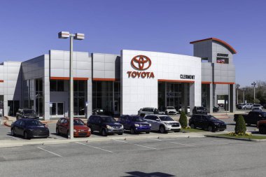 Orlando, Florida, ABD - 21 Ocak 2020: Orlando, Florida, ABD 'deki Toyota otomobil bayiliğinin dış görünümü. Toyota Motor Corporation, çok uluslu bir Japon otomotiv üreticisi.. 