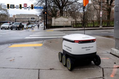 11 Ocak 2020 'de Pittsburgh, PA, ABD' deki Pittsburgh Üniversitesi 'nin kaldırımında bir Starship yiyecek dağıtım robotu sürüyor. Robotlar dört kampüs restoranından yemek getiriyor..