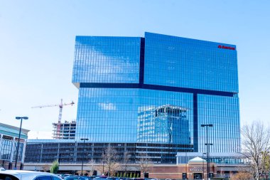 Atlanta, Georgia, ABD - 16 Ocak 2020: Atlanta, Georgia, ABD 'deki binada State Farm İşareti. Devlet Çiftliği büyük bir sigorta ve finans hizmetleri şirketidir. 