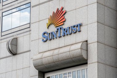 Atlanta, Georgia, ABD - 16 Ocak 2020: Atlanta, Georgia, ABD 'deki şirket genel merkez binasında SunTrust Bank' ın imzası. SunTrust Banks, Inc., bir Amerikan bankası holding şirketiydi..