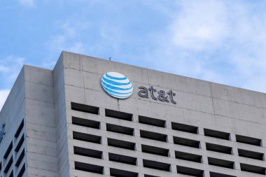 Atlanta, Georgia, ABD - 16 Ocak 2020: Atlanta, Georgia, ABD 'deki binanın AT ve T işareti ve logosu. AT and T Inc., Amerika Birleşik Devletleri 'nin çok uluslu holdingi.. 