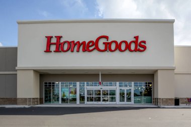 Orlando, Florida, ABD... 7 Şubat 2020: Orlando, Florida, ABD 'de HomeGoods mağaza tabelası. HomeGoods, Amerikan indirimli ev mobilyası mağazaları zinciri..