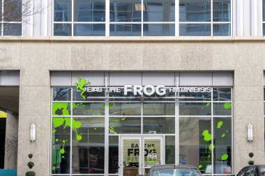 Charlotte, Kuzey Carolina, ABD - 15 Ocak 2020: Charlotte, Kuzey Carolina, ABD 'de bir Ye Kurbağa Fitness' in girişi. Eat The Frog Fitness bir Amerikan Fitness bayiliğidir.. 