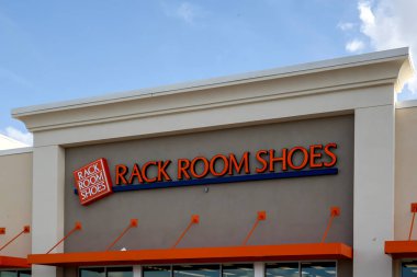 Orlando, Florida, ABD - 13 Şubat 2020: Orlando, Florida, ABD 'de bir Rack Room Shoes mağazası. Rack Room Shoes bir Amerikan ayakkabı perakendecisi.. 