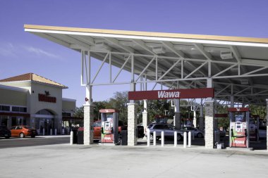 Orlando, Florida, ABD - 21 Ocak 2020: Orlando, Florida, ABD 'deki Wawa benzin istasyonu. Wawa, Inc., bir Amerikan market ve benzin istasyonu zinciri.. 