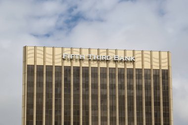 Orlando, Florida, USA- 20 Şubat 2020: Orlando, Florida, ABD şehir merkezindeki Beşinci Banka ofis binası; Beşinci Üçüncü Banka bir banka holding şirketi olan Fifth Third Bancorp 'un yan kuruluşudur..