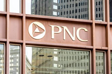 Pittsburgh, Pennsylvania, ABD - 11 Ocak 2020: Pittsburgh, ABD 'deki PNC banka tabelası. PNC Finansal Hizmetler Grubu (İngilizce: PNC Financial Services Group, Inc.), ABD 'li banka holding şirketi..  