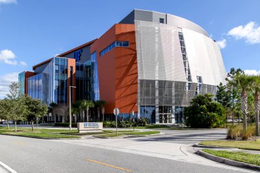 Orlando, Florida, ABD - 9 Şubat 2020: Orlando, Florida, ABD 'deki Nona Gölü Kampüsü' ndeki UF Akademik Merkezi binası. Central Florida Üniversitesi (UCF) bir devlet araştırma üniversitesidir..