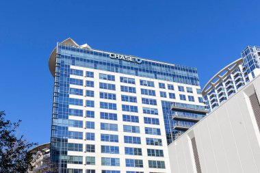 Orlando, Fl, ABD - 20 Ocak 2020: ABD 'nin Orlando kentindeki Plaza South Tower' ın tepesindeki Chase Bank logosu. Chase, JPMorgan Chase 'in tüketici ve ticari bankacılık işidir..