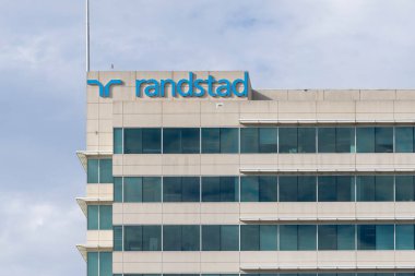 Atlanta, Georgia, ABD - 16 Ocak 2020: Randstad tabelası Atlanta, Georgia, ABD 'deki kurumsal ofis binalarının tepesinde. Randstad, HR hizmet sektörünün küresel lideri.. 