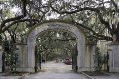 Savannah, Georgia, ABD. - 18 Ocak 2020: Wormsloe 'nun tekir harabesi Savannah, Georgia, ABD' deki Wormsloe Tarihi Sitesi. Wormsloe 'nun tekir harabesi Savannah' daki en eski ayakta kalan yapıdır..