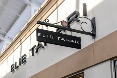 Orlando, Florida, ABD - 5 Şubat 2020: Elie Tahari mağaza tabelası Orlando, Florida, ABD 'de görüldü. Elie Tahari küresel bir moda markası..