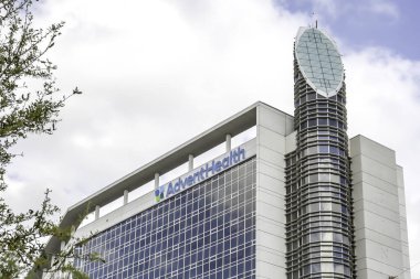 Orlando, Florida, USA- 20 Şubat 2020: Orlando AdventHealth Orlando 'nun işareti, kâr amacı gütmeyen, üçüncü dereceden, araştırma ve akademik tıp merkezi, Orlando, Florida, ABD.