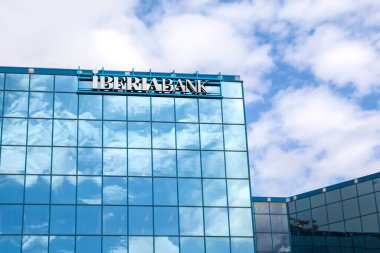 Orlando, Florida, ABD - 20 Şubat 2020: Orlando, Florida, ABD 'deki IberiaBank ofis binası. IberiaBank Corporation, ABD 'li bir finans şirketidir..