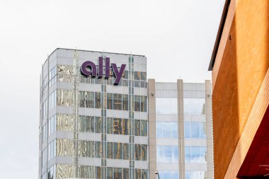 Charlotte, Kuzey Carolina, ABD - 15 Ocak 2020: Charlotte, Kuzey Carolina, ABD 'deki binada Ally imzası. Ally Financial bir Amerikan banka holdingi.. 