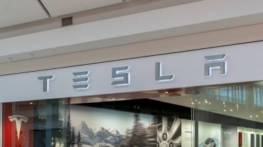 Tysons Corner, Virginia, USA- 14 Ocak 2020: Tesla mağazası Virginia, ABD 'deki Tysons Corner Center' da. Tesla, Inc. bir Amerikan elektrikli araç ve temiz enerji şirketidir..