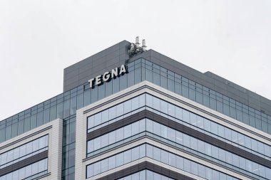 Tysons Corner, Virginia, USA- 1 Mart 2020: Tysons Corner, Virginia 'daki binada TEGNA tabelası. Tegna Inc., Amerika Birleşik Devletleri 'nde yayımlanan dijital medya ve pazarlama hizmetleri şirketidir.. 