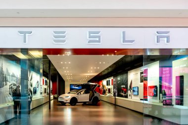 Tysons Corner, Virginia, USA- 14 Ocak 2020: Tesla mağazası Virginia, ABD 'deki Tysons Corner Center' da. Tesla, Inc. bir Amerikan elektrikli araç ve temiz enerji şirketidir..