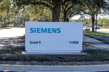 Orlando, Florida, USA- 8 Şubat 2020: Orlando, Florida, ABD 'deki Siemens Quad II tabelası. Siemens Quad II, Siemens Kampüsü 'nün Quadrangle Business Park' ta bulunan A sınıfı bir ofis binasıdır..