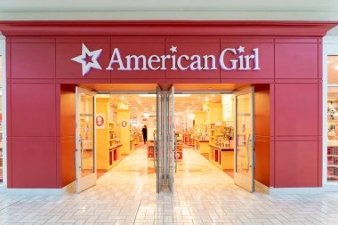 Tysons Corner, Virginia, USA- 14 Ocak 2020: Tysons Corner Center, Virginia, ABD 'deki American Girl mağazası. American Girl, Pleasant Company 'nin 18cm' lik (46 cm) oyuncak bebeklerinden oluşan bir çizgidir.. 