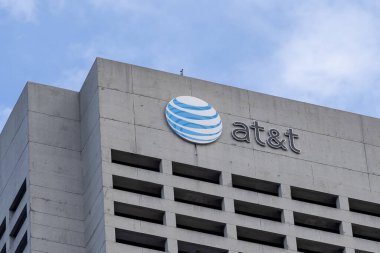 Atlanta, Georgia, ABD - 16 Ocak 2020: Atlanta, Georgia, ABD 'deki binanın AT ve T işareti ve logosu. AT and T Inc., Amerika Birleşik Devletleri 'nin çok uluslu holdingi..