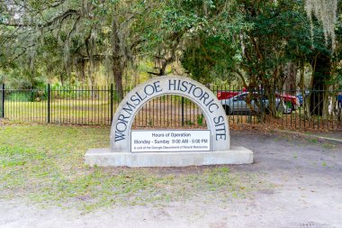 Savannah, Georgia, ABD. - 18 Ocak 2020: Wormsloe 'nun işareti Savannah, Georgia, ABD' deki Wormsloe Tarihi Sitesi. Wormsloe Tarihi Alanı (Wormsloe Plantation) bir devlet tarihi alanıdır.. 