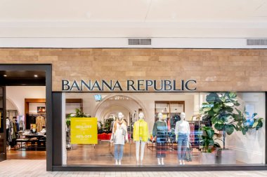 Los Angeles, Kaliforniya, ABD - 7 Temmuz 2022: Banana Republic mağazası Beverly Center alışveriş merkezinde. Banana Republic küresel bir giyim ve aksesuar markasıdır..