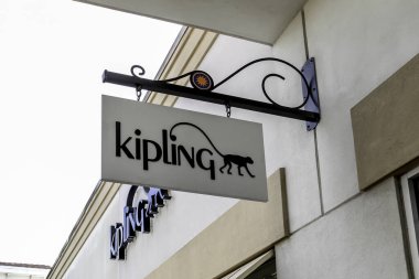 Orlando, Florida, ABD - 5 Şubat 2020: Orlando, Florida, ABD 'de Kipling mağaza tabelası. Kipling Belçika 'nın moda markasıdır. Kipling el çantaları, sırt çantaları, çantalar, valizler ve aksesuarlar satıyor.. 