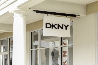 Orlando, Florida, ABD - 5 Şubat 2020: Orlando, Florida, ABD 'deki DKNY mağaza tabelası. DKNY, kadın ve erkekler için moda ürünlerinde uzmanlaşmış bir Amerikan moda evi.. 