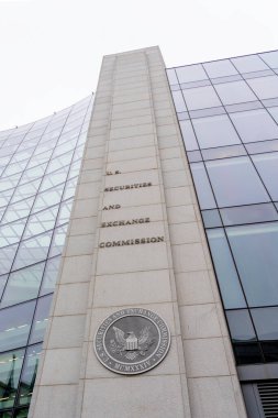 Washington, DC, USA- 13 Ocak 2020: Washington DC 'deki binanın SEC işareti ve logosu. ABD Menkul Kıymetler ve Borsa Komisyonu, ABD federal hükümetinin bağımsız bir kurumudur..