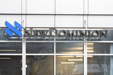 Charlotte, Kuzey Carolina, ABD - 15 Ocak 2020: Charlotte, Kuzey Carolina 'daki metro binasında NewDominion Bank' ın imzası. NewDominion bir Amerikan banka holdingi.. 