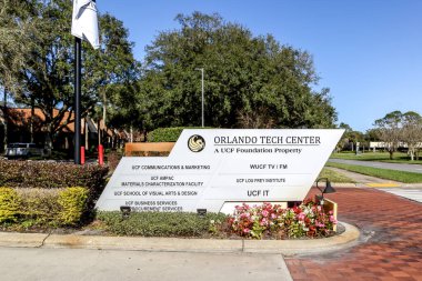 Orlando, Florida, USA- 8 Şubat 2020 Orlando Teknoloji Merkezi 'nin girişinde bir imza, UCF vakfı.. 