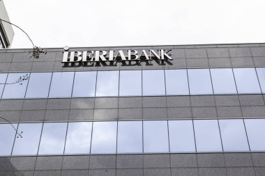 Jacksonville, Florida, ABD - 19 Ocak 2020: Jacksonville, Florida, ABD 'deki ofis binasında IberiaBank tabelası. IberiaBank Corporation, ABD 'li bir finans şirketidir..