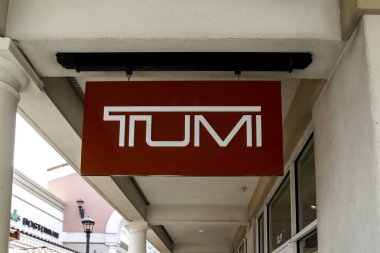 Orlando, Florida, ABD - 5 Şubat 2020: Orlando, Florida, ABD 'de Tumi mağaza tabelası. Tumi Holding, Inc. Tumi, seyahat için çanta ve bavul üreticisi..