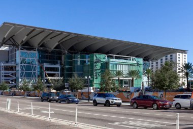 Orlando, Florida, USA- 20 Ocak 2020: Orlando, Florida, ABD 'deki dış Dr. Phillips Center. Dr. Phillips Sahne Sanatları Merkezi Orlando şehir merkezinde bir sahne sanatları merkezidir.. 