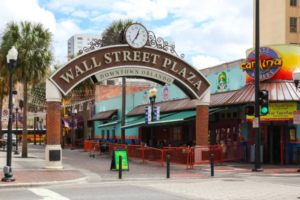 Orlando, Florida, ABD - 20 Şubat 2020: Orlando, Florida, ABD şehir merkezindeki Wall Street Plaza Girişi, yerel bar, restoran, gece kulüpleri ve etkinlikleri kompleksi.