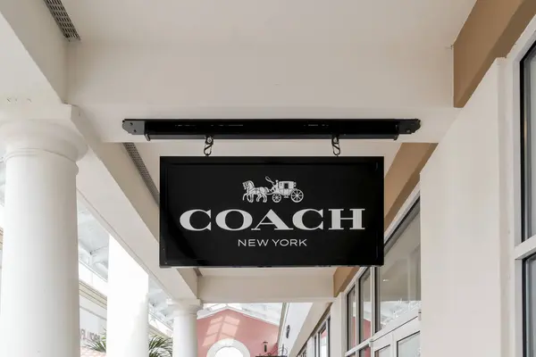 米国フロリダ州オーランド 2022年1月21日 コーチストアの吊り下げサインは 米国フロリダ州オーランドのショッピングモールで示されています コーチ ニューヨークは革のよいを専門にするアメリカの中流のファッションの家です — ストック写真