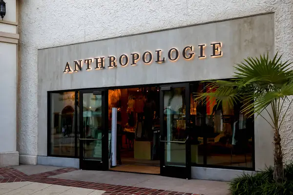 Orlando, Florida, ABD - 28 Ocak 2022: Orlando, Florida, ABD 'de bir Antropoloji mağazası. Antropoloji Amerikalı bir giyim perakendecisi.. 