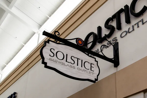 美国佛罗里达州奥兰多 2020年2月5日 位于美国佛罗里达州奥兰多市Premium购物中心的Solstice Sunglasses商店标志 太阳镜是一家美国高档太阳镜精品店 — 图库照片