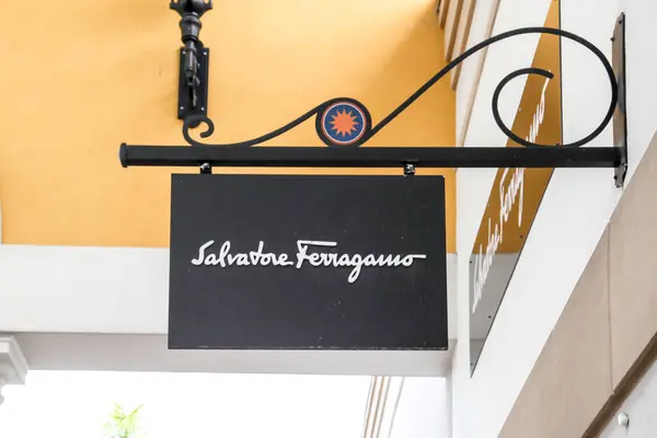 オーランド フロリダ アメリカ 2020 サルバトーレフェラガモ店のサイン オーランド フロリダ アメリカ合衆国 Salvatore Ferragamoはイタリアの靴デザイナーで — ストック写真