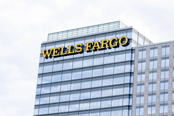 Atlanta Georgia Usa Januar 2020 Wells Fargo Unterschreibt Ihrem Bürogebäude — Stockfoto