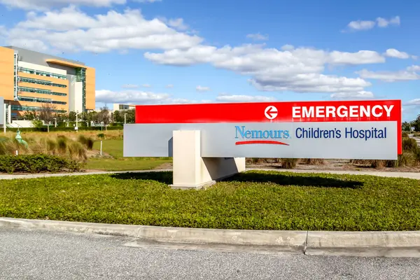 Orlando, Florida, ABD - 9 Şubat 2020: Orlando, Florida, ABD 'deki Nemours Çocuk Hastanesi' nin imzası ve inşası.