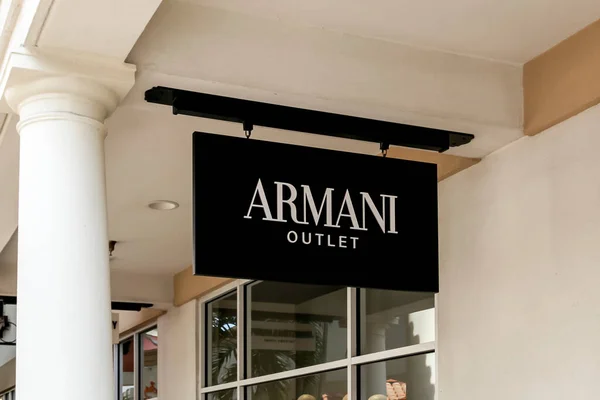 美国佛罗里达州奥兰多市 2020年2月5日 阿玛尼在美国佛罗里达州奥兰多市的一家商店外签名 阿玛尼是一家意大利时装店 — 图库照片