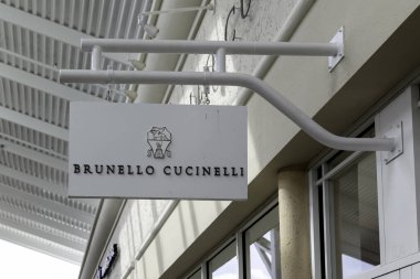 Orlando, Florida, ABD - 24 Şubat 2020: Orlando, Florida, ABD 'de Brunello Cucinelli mağaza tabelası. Brunello Cucinelli S.P.A., İtalyan moda markası..