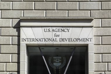 Washington, DC, USA- 1 Mart 2020: ABD federal hükümetinin bağımsız bir kurumu olan Washington, DC, ABD Uluslararası Kalkınma Dairesi 'nin girişlerinden biri. 